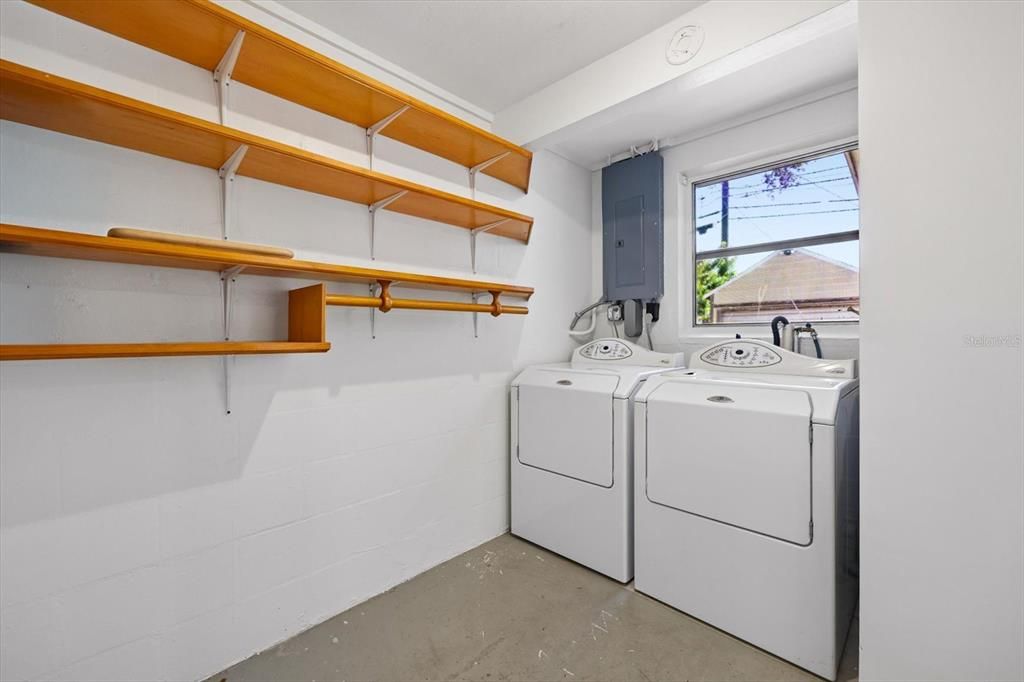 На продажу: $349,000 (2 спален, 1 ванн, 1128 Квадратных фут)
