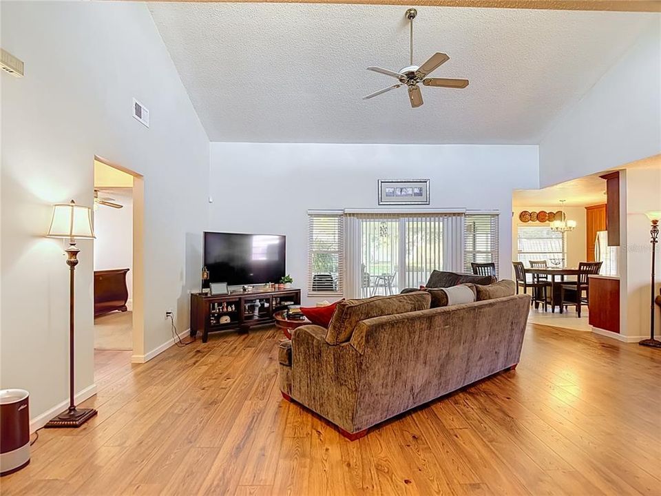 For Sale: $280,000 (3 beds, 2 baths, 1571 Square Feet)