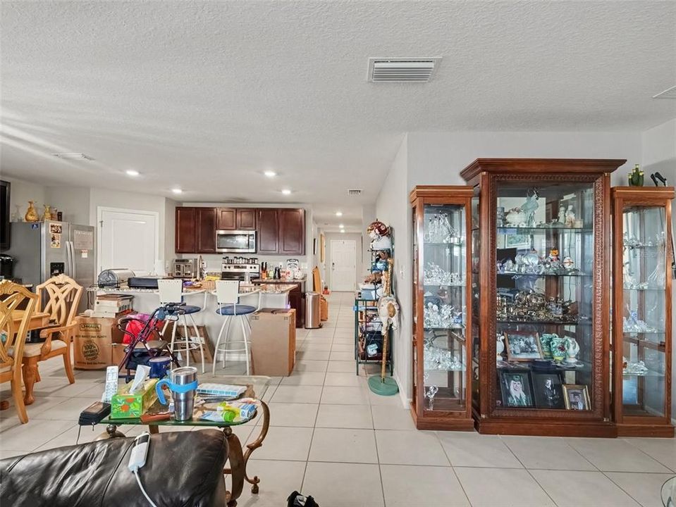 En Venta: $350,000 (4 camas, 2 baños, 1827 Pies cuadrados)