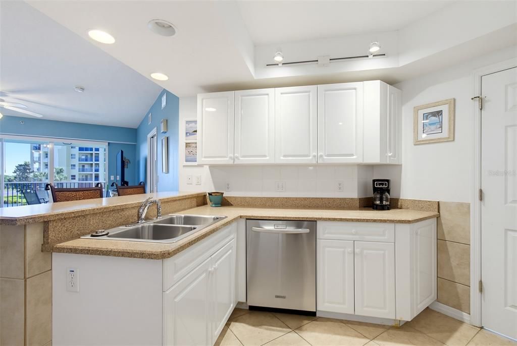 For Sale: $400,000 (2 beds, 2 baths, 1389 Square Feet)
