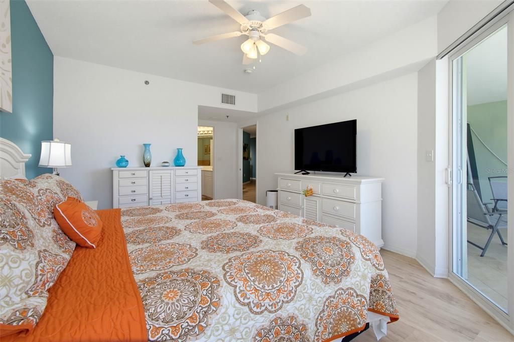 For Sale: $400,000 (2 beds, 2 baths, 1389 Square Feet)