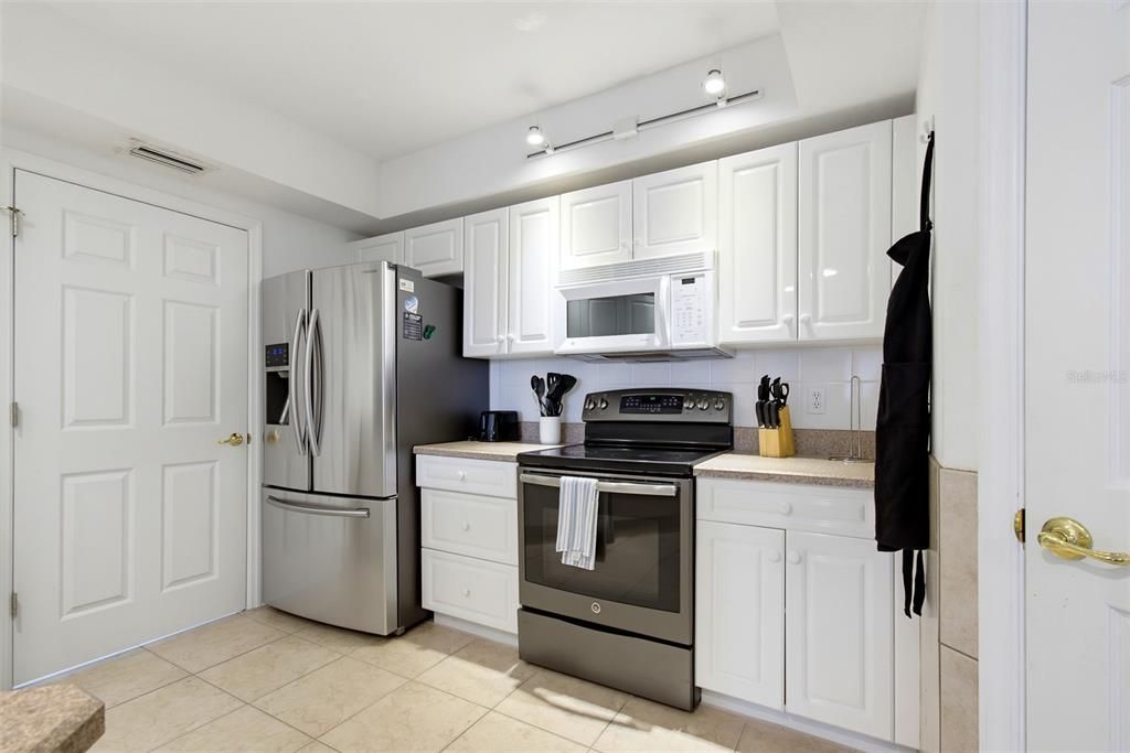 For Sale: $400,000 (2 beds, 2 baths, 1389 Square Feet)