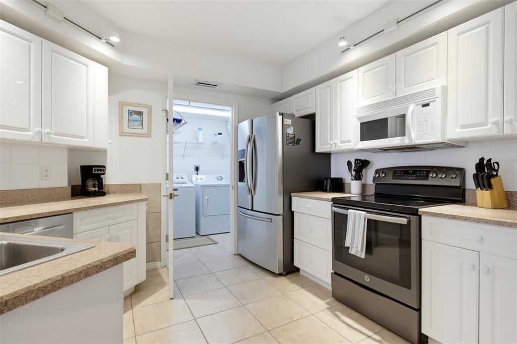 For Sale: $400,000 (2 beds, 2 baths, 1389 Square Feet)