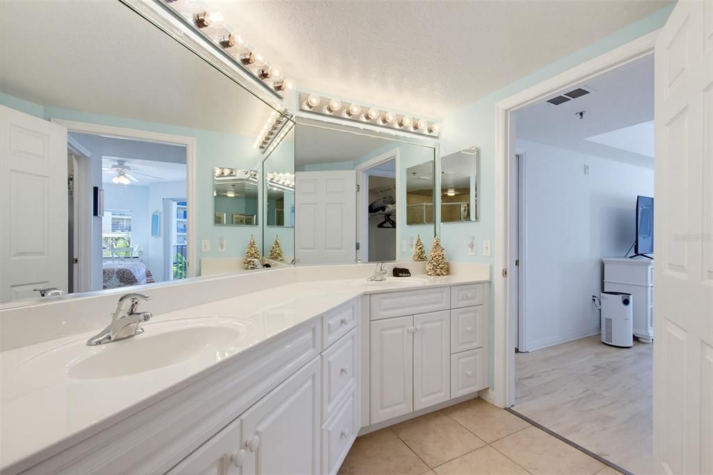 For Sale: $400,000 (2 beds, 2 baths, 1389 Square Feet)