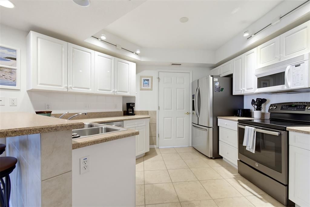 For Sale: $400,000 (2 beds, 2 baths, 1389 Square Feet)