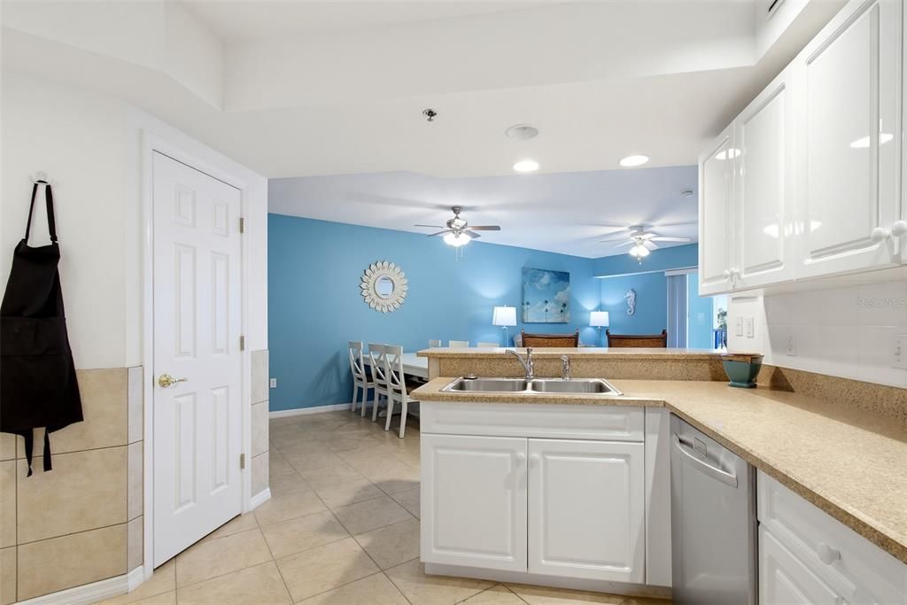 For Sale: $400,000 (2 beds, 2 baths, 1389 Square Feet)