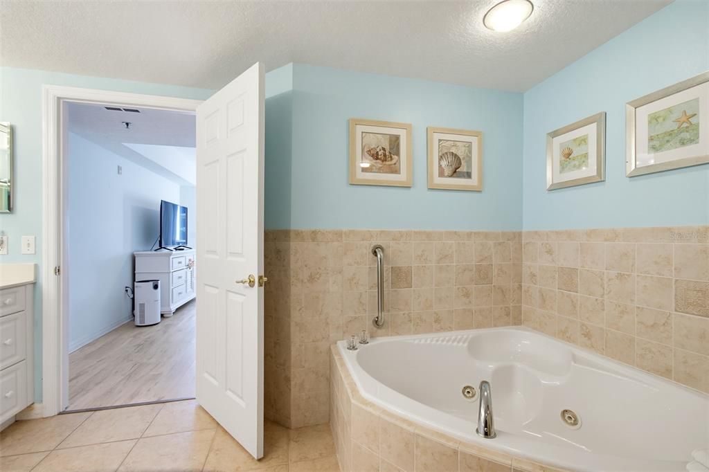 For Sale: $400,000 (2 beds, 2 baths, 1389 Square Feet)