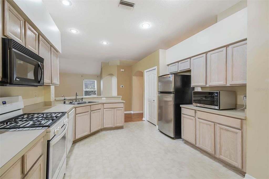 For Rent: $3,100 (4 beds, 2 baths, 1773 Square Feet)