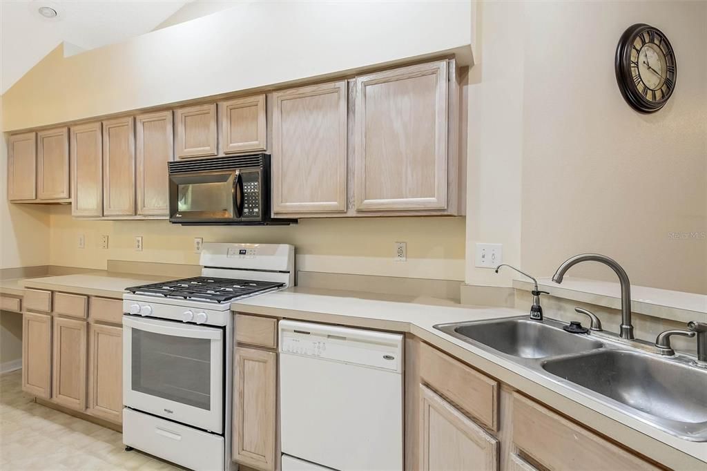 For Rent: $3,100 (4 beds, 2 baths, 1773 Square Feet)