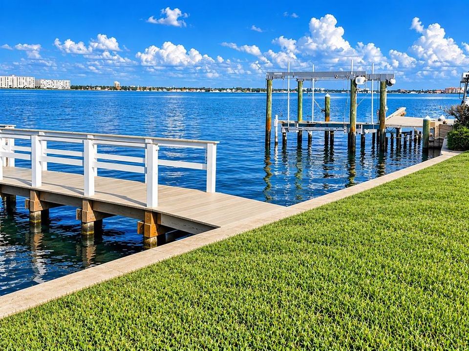На продажу: $1,499,000 (0.27 acres)