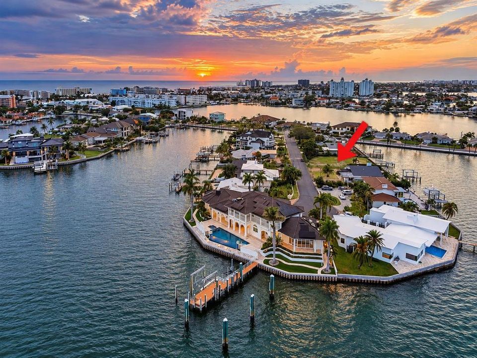 На продажу: $1,499,000 (0.27 acres)