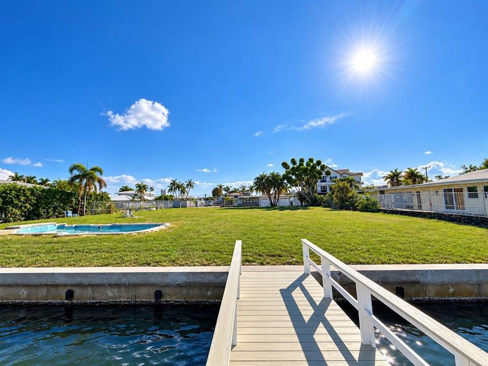 На продажу: $1,499,000 (0.27 acres)
