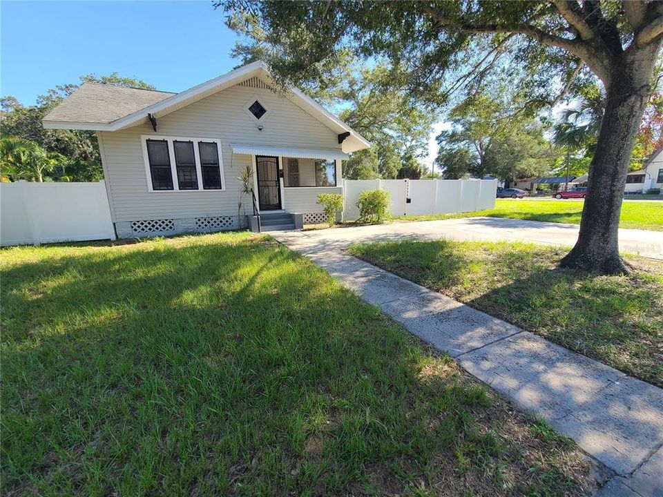 For Rent: $1,675 (2 beds, 1 baths, 873 Square Feet)