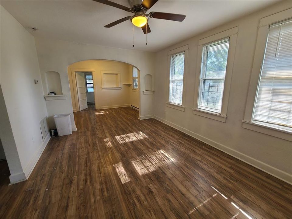 For Rent: $1,675 (2 beds, 1 baths, 873 Square Feet)