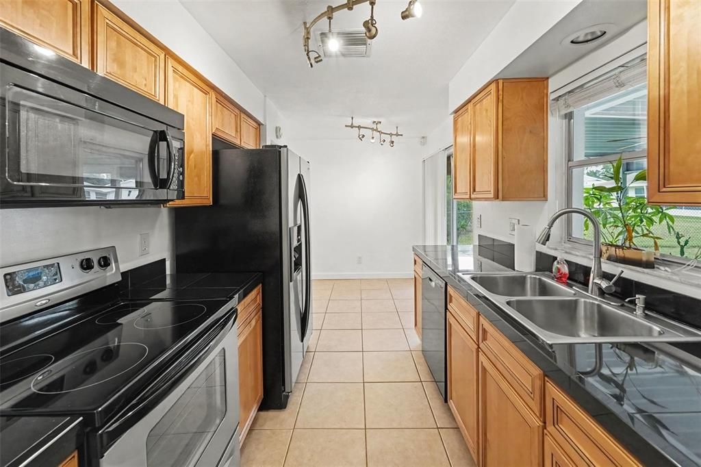 For Sale: $299,900 (2 beds, 2 baths, 1108 Square Feet)