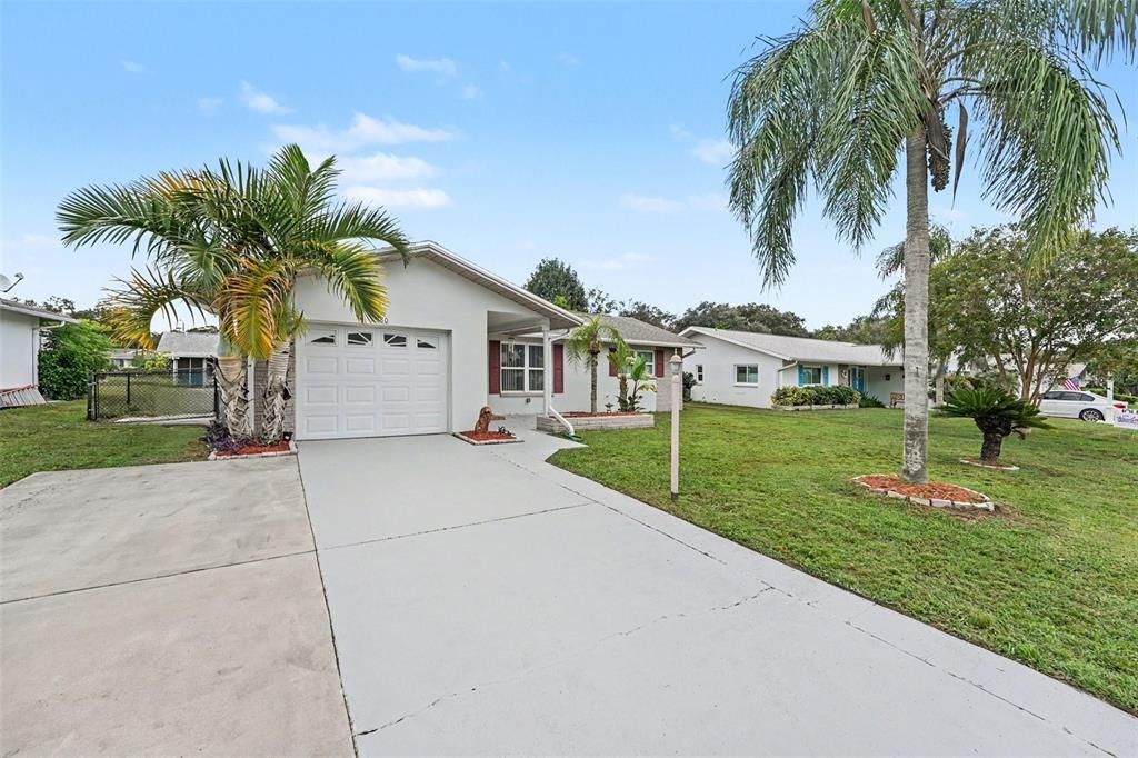 For Sale: $299,900 (2 beds, 2 baths, 1108 Square Feet)