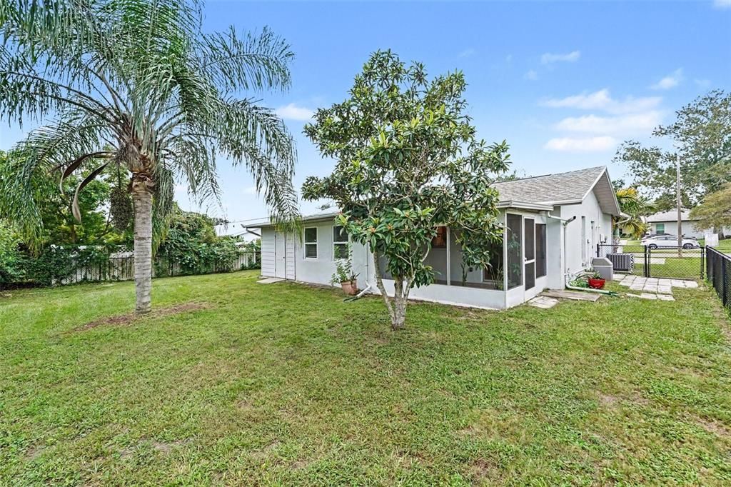 For Sale: $299,900 (2 beds, 2 baths, 1108 Square Feet)