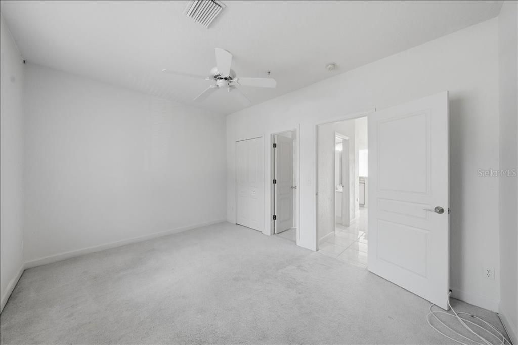 En Venta: $405,000 (3 camas, 3 baños, 1834 Pies cuadrados)