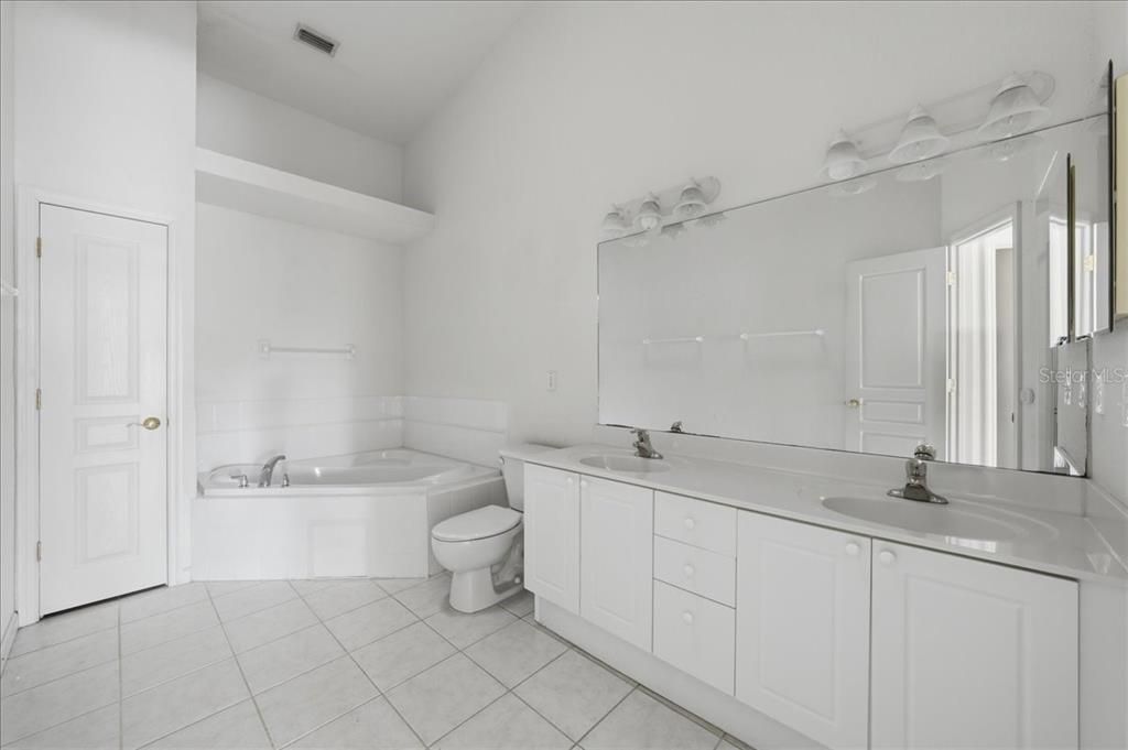 En Venta: $405,000 (3 camas, 3 baños, 1834 Pies cuadrados)