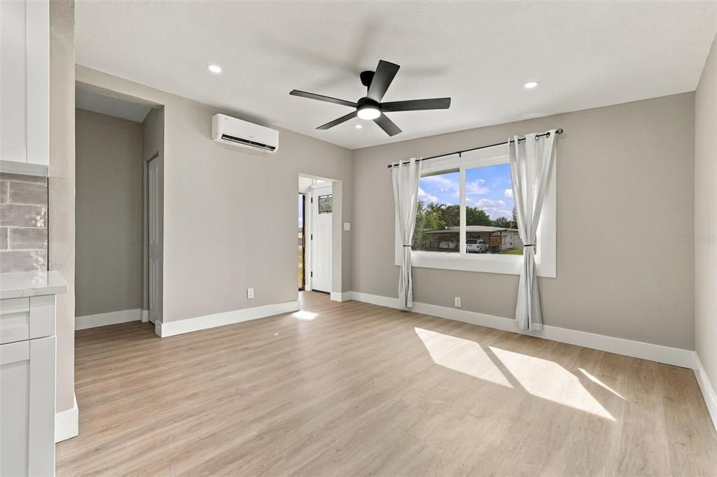 For Sale: $264,900 (2 beds, 1 baths, 716 Square Feet)