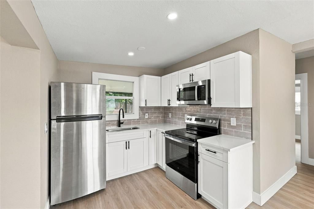 For Sale: $264,900 (2 beds, 1 baths, 716 Square Feet)