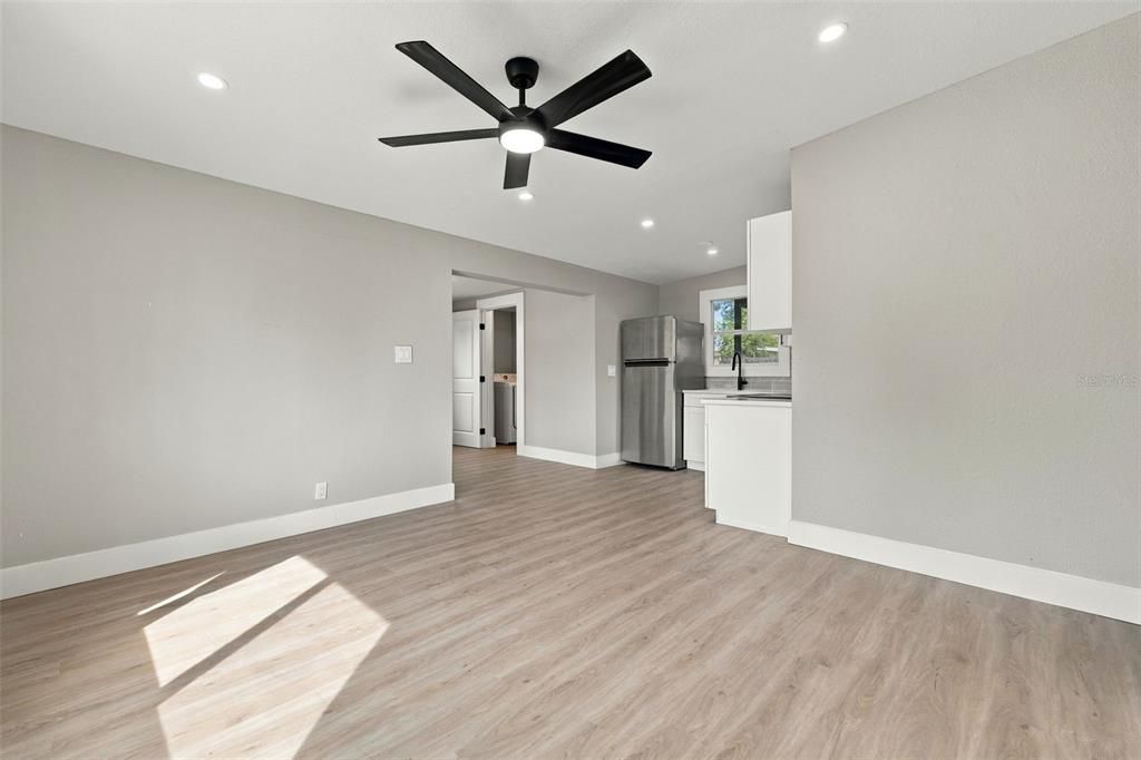 For Sale: $264,900 (2 beds, 1 baths, 716 Square Feet)