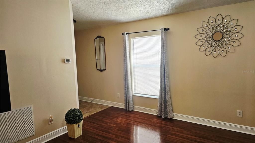 En Venta: $350,000 (3 camas, 2 baños, 1301 Pies cuadrados)