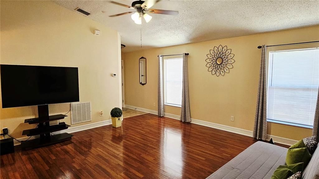 En Venta: $350,000 (3 camas, 2 baños, 1301 Pies cuadrados)