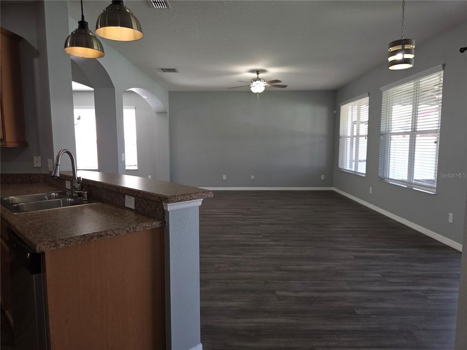 En Venta: $449,000 (4 camas, 3 baños, 2547 Pies cuadrados)