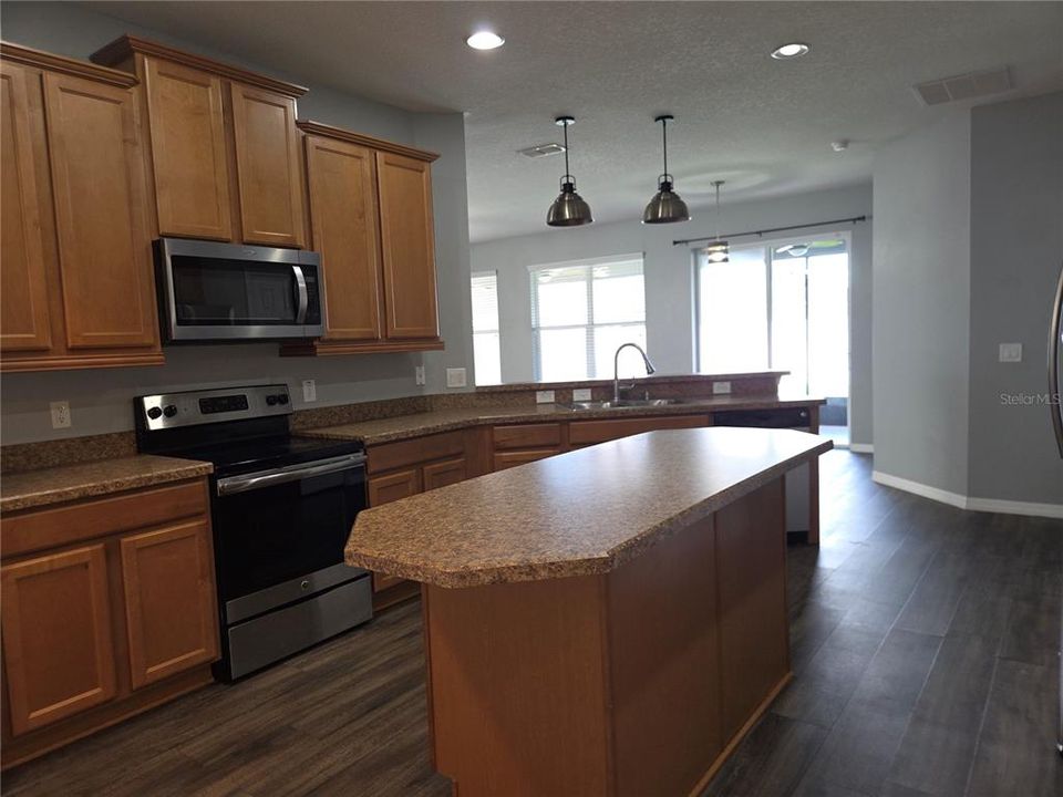 En Venta: $449,000 (4 camas, 3 baños, 2547 Pies cuadrados)