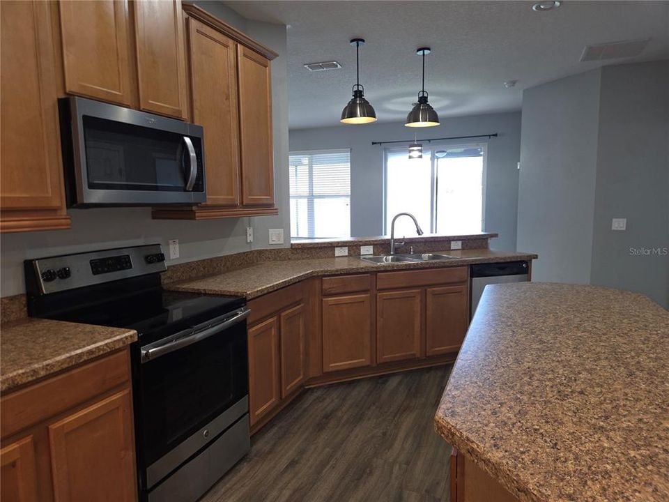 En Venta: $449,000 (4 camas, 3 baños, 2547 Pies cuadrados)