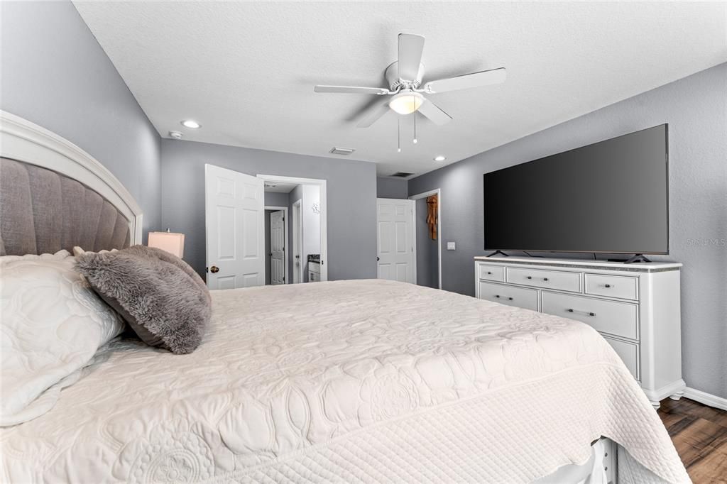 For Sale: $375,000 (4 beds, 2 baths, 1688 Square Feet)