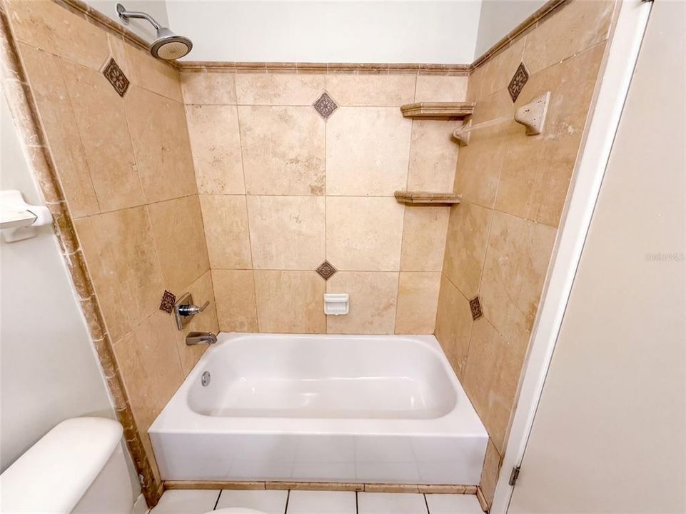 Activo con contrato: $313,000 (4 camas, 3 baños, 1722 Pies cuadrados)