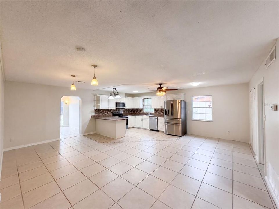 Activo con contrato: $313,000 (4 camas, 3 baños, 1722 Pies cuadrados)