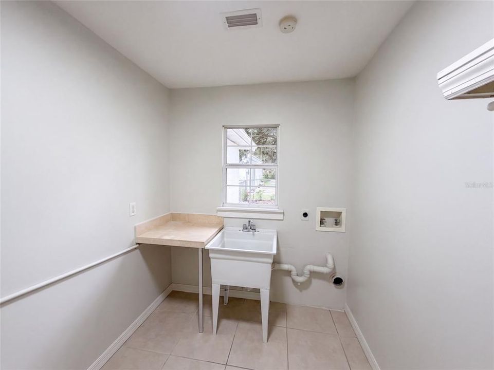 Activo con contrato: $313,000 (4 camas, 3 baños, 1722 Pies cuadrados)