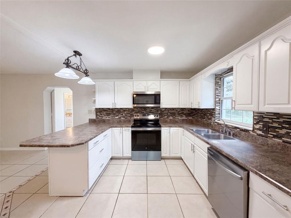 Activo con contrato: $313,000 (4 camas, 3 baños, 1722 Pies cuadrados)