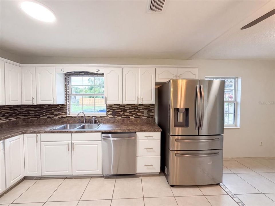 Activo con contrato: $313,000 (4 camas, 3 baños, 1722 Pies cuadrados)