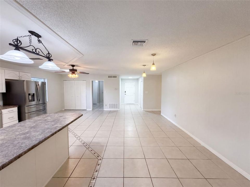 Activo con contrato: $313,000 (4 camas, 3 baños, 1722 Pies cuadrados)