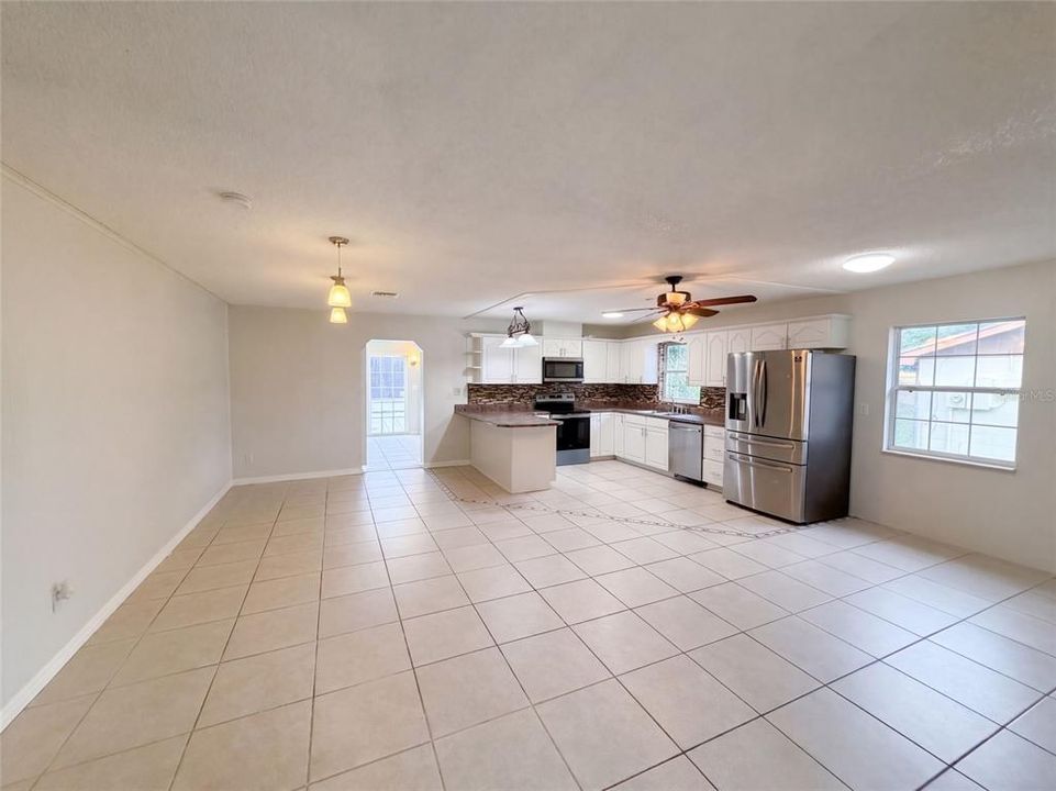 Activo con contrato: $313,000 (4 camas, 3 baños, 1722 Pies cuadrados)
