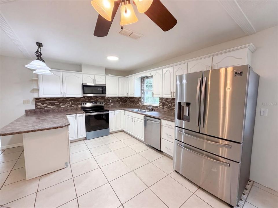Activo con contrato: $313,000 (4 camas, 3 baños, 1722 Pies cuadrados)