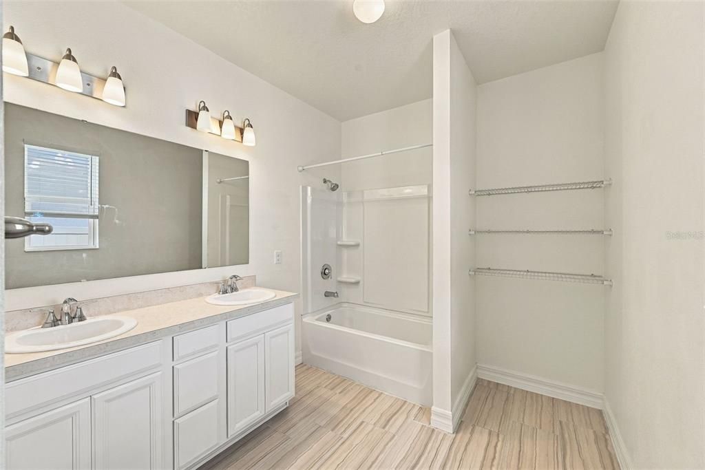 En Venta: $445,000 (4 camas, 2 baños, 2148 Pies cuadrados)