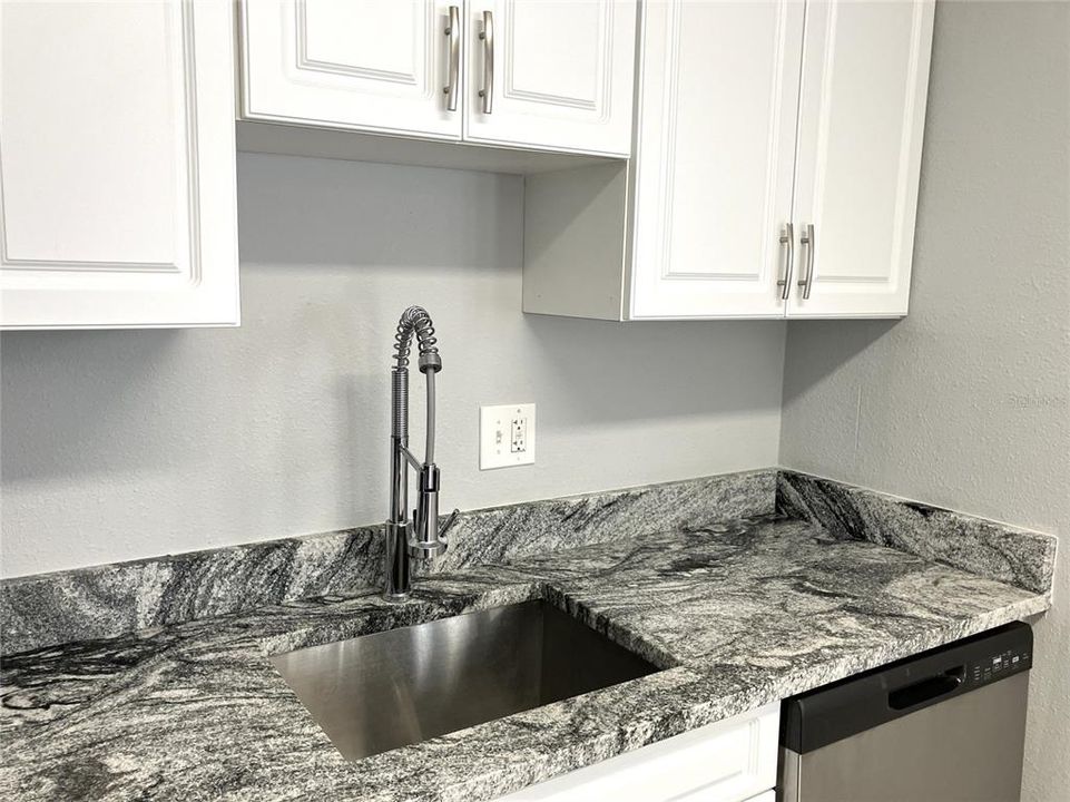 For Sale: $145,000 (2 beds, 2 baths, 960 Square Feet)