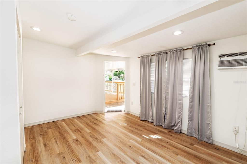 На продажу: $264,900 (2 спален, 1 ванн, 1118 Квадратных фут)
