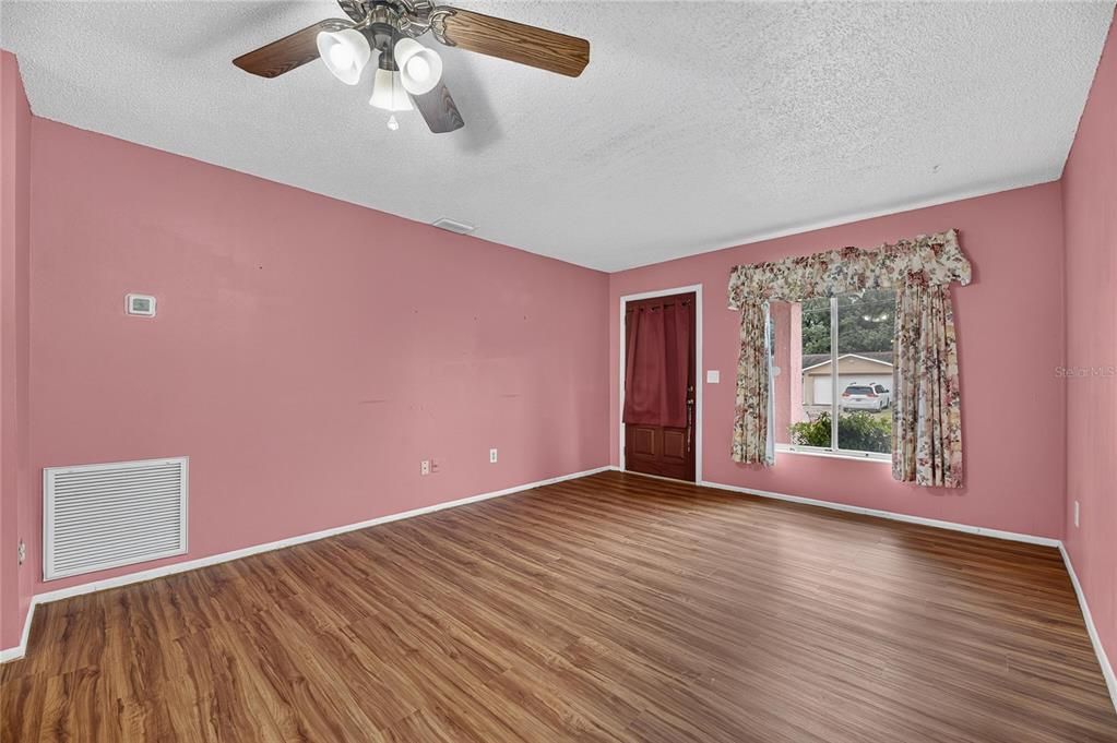 For Sale: $275,000 (3 beds, 2 baths, 1041 Square Feet)