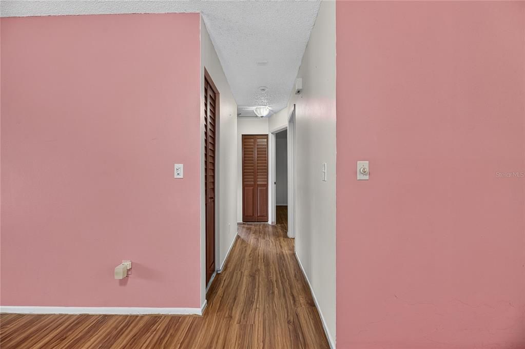 For Sale: $275,000 (3 beds, 2 baths, 1041 Square Feet)