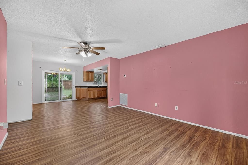 For Sale: $275,000 (3 beds, 2 baths, 1041 Square Feet)