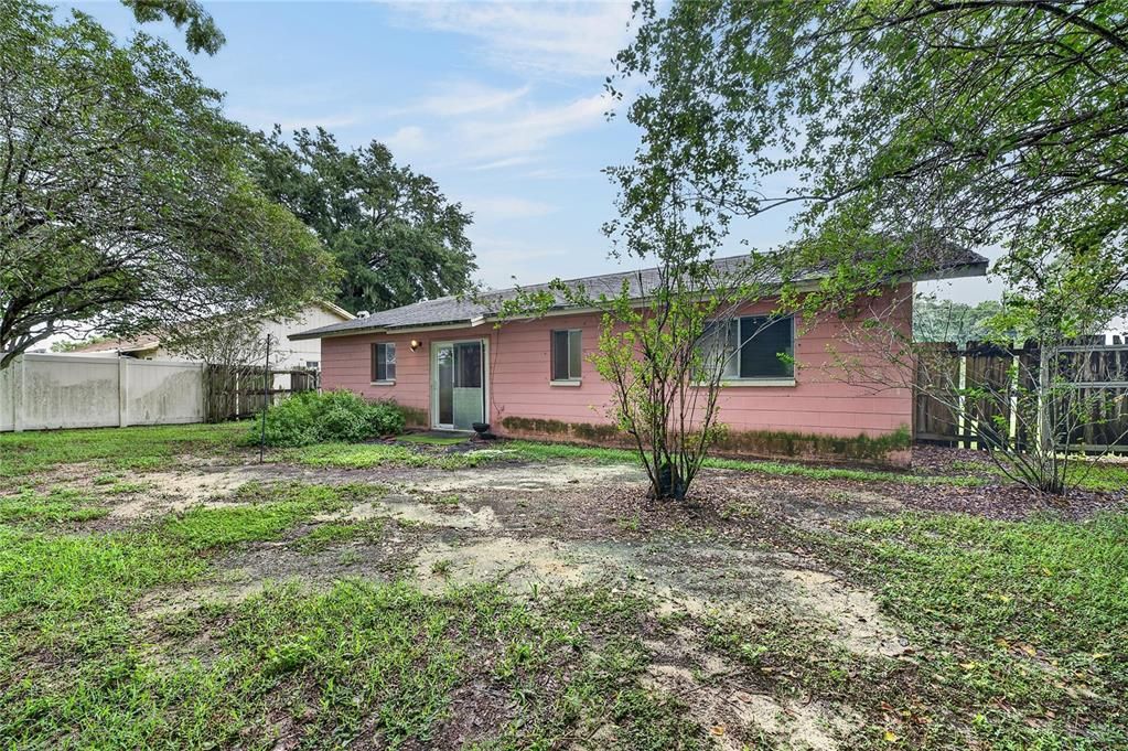For Sale: $275,000 (3 beds, 2 baths, 1041 Square Feet)