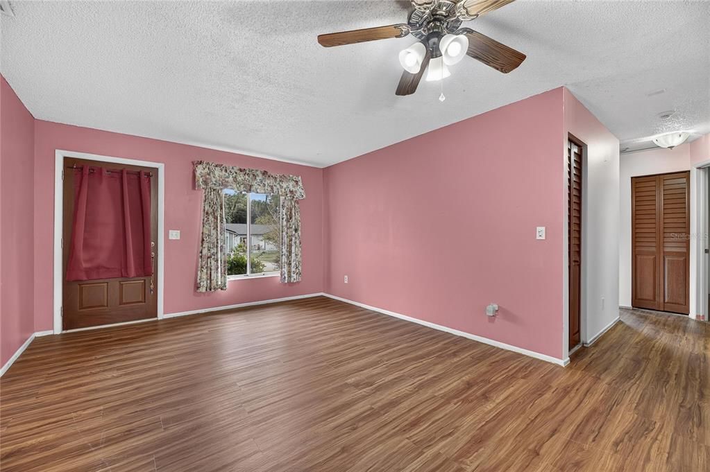 For Sale: $275,000 (3 beds, 2 baths, 1041 Square Feet)