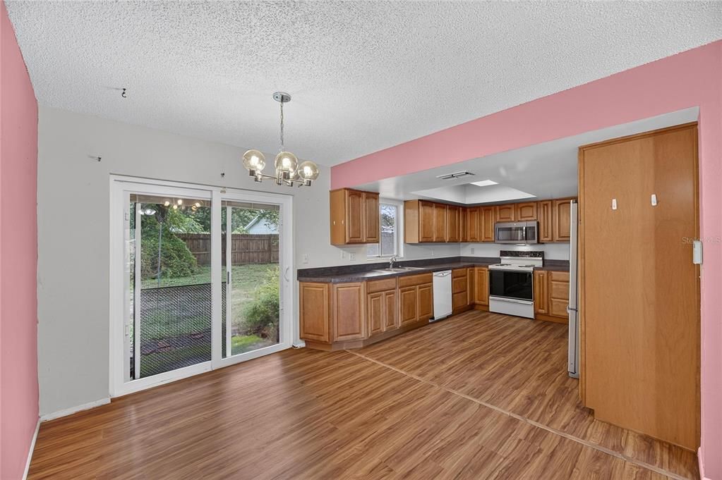For Sale: $275,000 (3 beds, 2 baths, 1041 Square Feet)