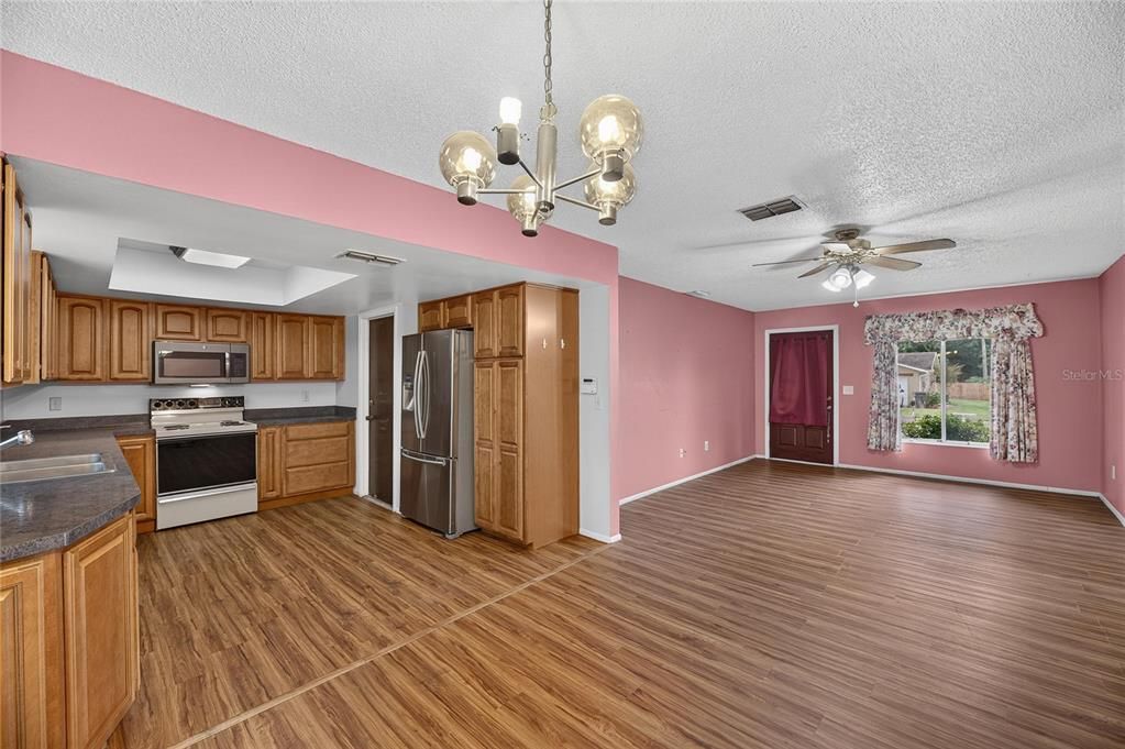 For Sale: $275,000 (3 beds, 2 baths, 1041 Square Feet)